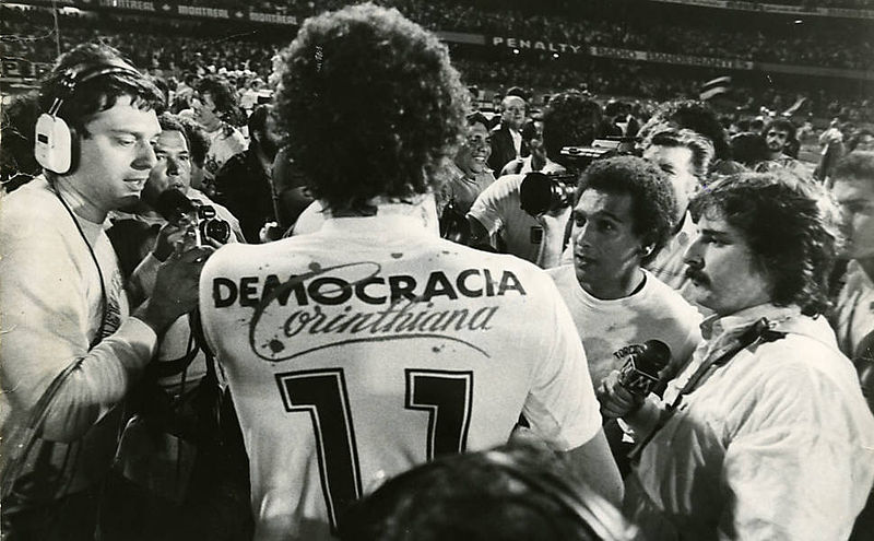 05-800px-sc3b3crates_-_democracia_corintiana.jpg